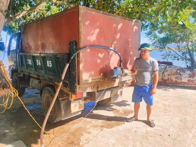 Mặc dù sống ở lưu vực sông Gianh nhưng người dân vẫn khát nước, phải mua nước sạch từ vùng khác.