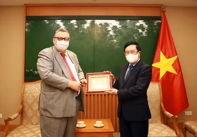 Phó Thủ tướng Phạm Bình Minh tiếp Đại sứ Phần Lan Kari Kahiluoto.