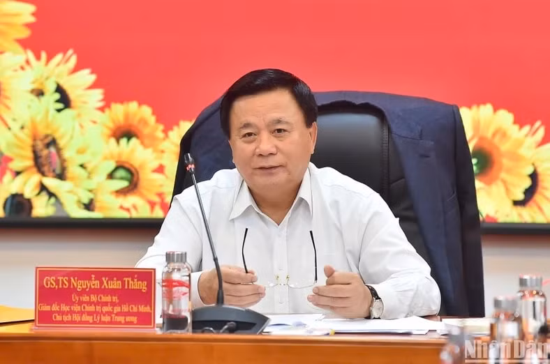 le trao giai cuoc thi chinh luan ve bao ve nen tang tu tuong cua dang se duoc chuan bi cong phu bai ban hinh 1