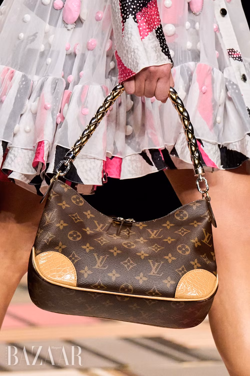dung hon 1000 chiec ruong louis vuitton lam san dien thoi trang hinh 2