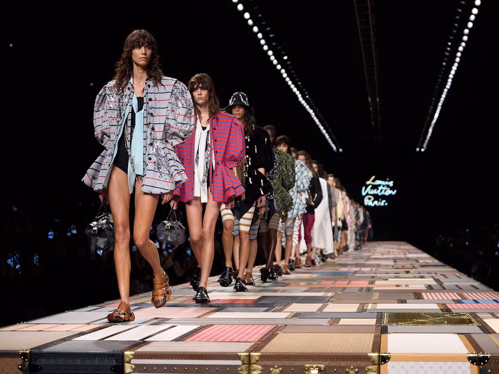 dung hon 1000 chiec ruong louis vuitton lam san dien thoi trang hinh 1