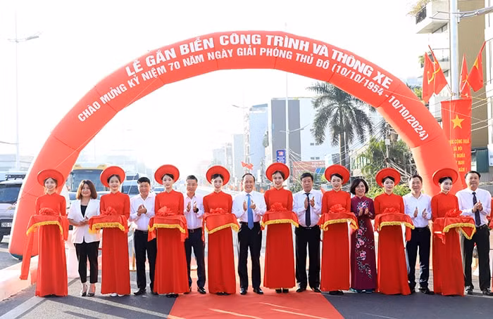 ha noi thong xe duong au co xuan dieu chao mung 70 nam ngay giai phong thu do hinh 1