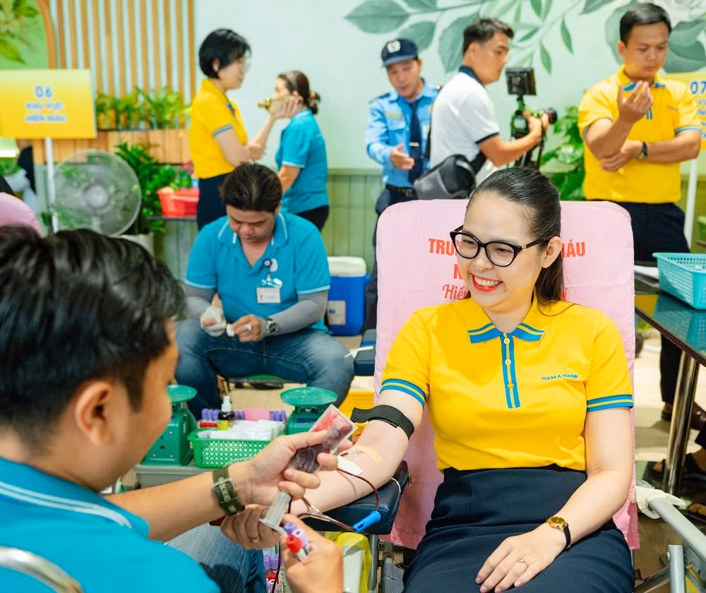 nam a bank hon 10 nam hien tang hang ngan don vi mau cuu nguoi hinh 3
