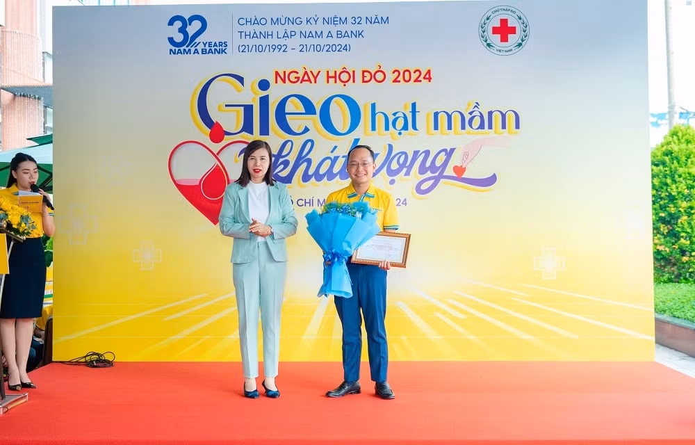nam a bank hon 10 nam hien tang hang ngan don vi mau cuu nguoi hinh 2