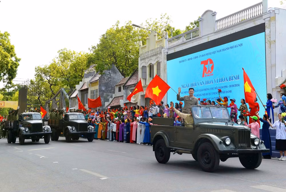 tai hien le chao co 10 10 1954 tai ha noi voi khoang 10000 nguoi hat vang bai quoc ca hinh 1