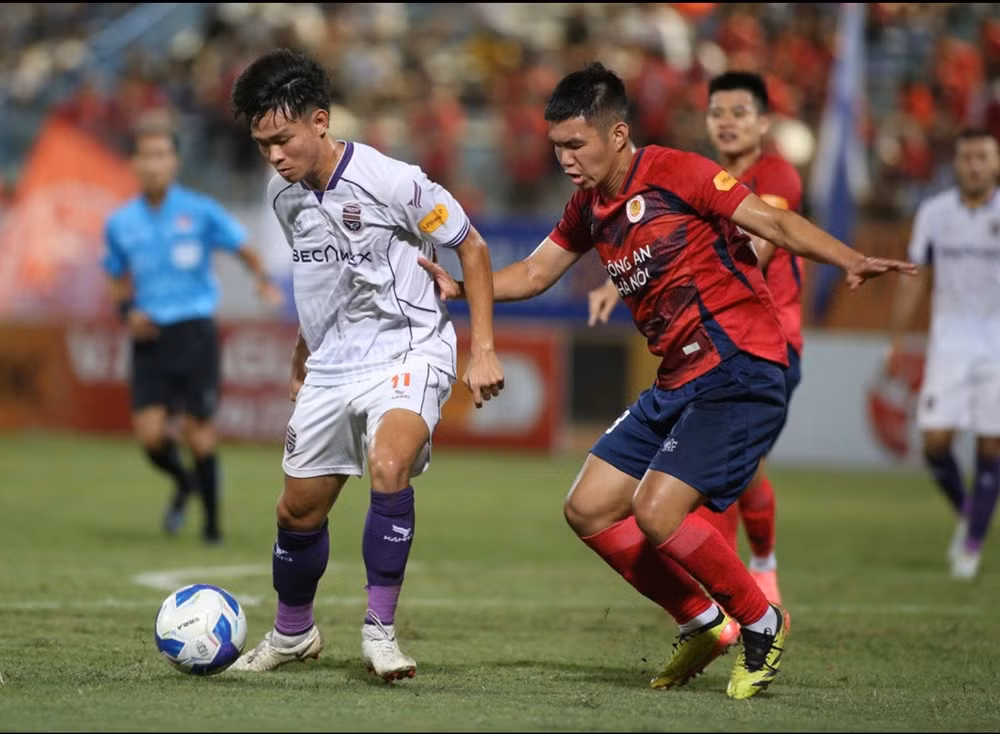 quang hai kien tao cong an ha noi thang tran dau tien tai vleague 2024 25 hinh 1