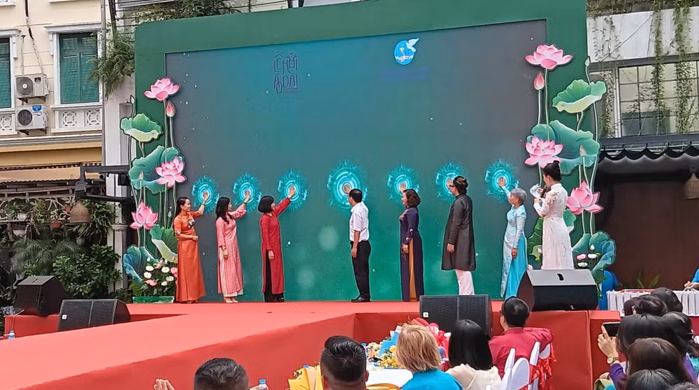 phat dong thang ao dai ha noi nhan ky niem 70 nam ngay giai phong thu do hinh 2