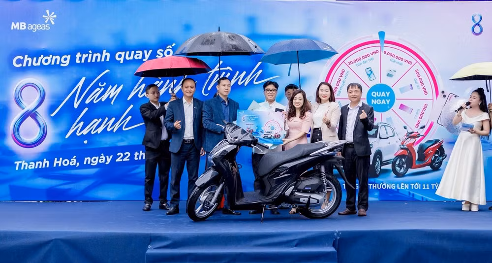 chuong trinh quay so mung sinh nhat cua mb ageas life tiep tuc goi ten nhung khach hang may man trung o to xe may dien thoai iphone hinh 4
