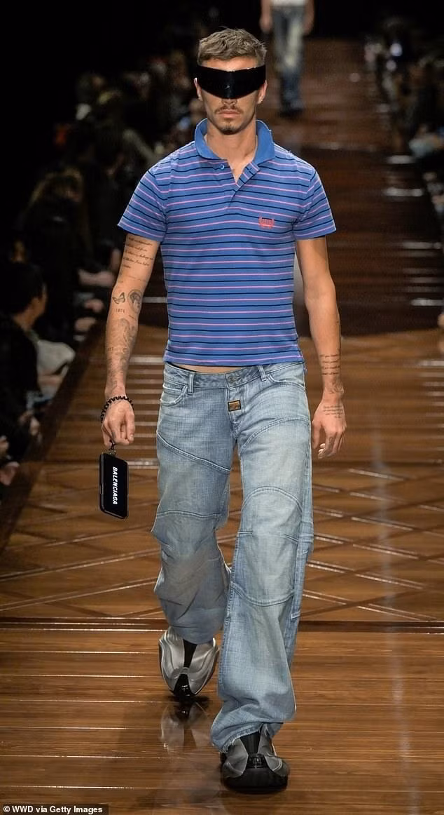 sau khi tu bo bong da con trai david beckham dat show lam nguoi mau hinh 1