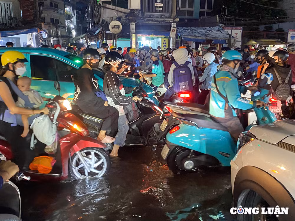 mua lon keo dai o tp hcm nguoi dan kho so vi duong ngap nuoc ket xe hinh 1