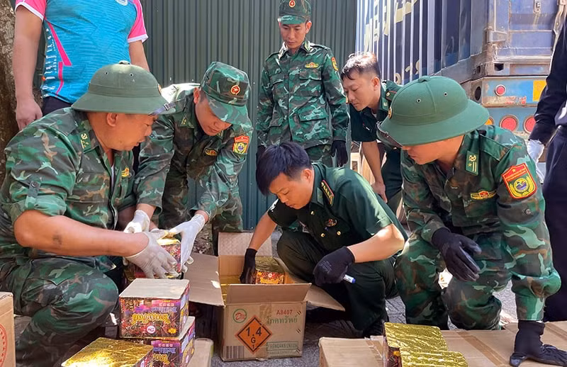 bat doi tuong van chuyen trai phep hon 55 ta phao hoa no qua bien gioi quang binh hinh 2