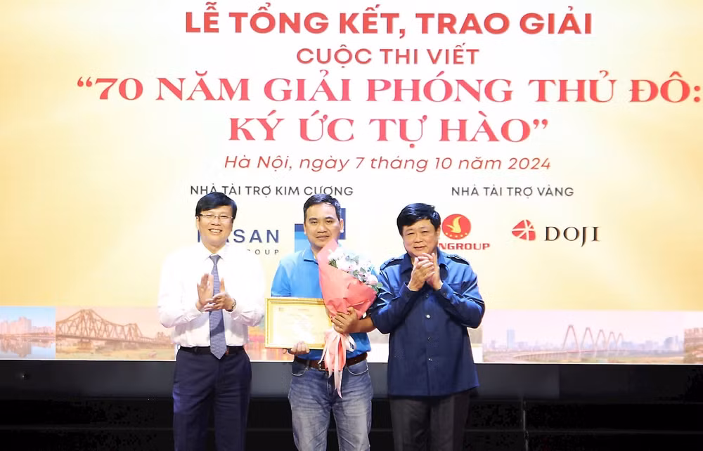 trao giai cuoc thi viet 70 nam giai phong thu do ky uc tu hao hinh 1