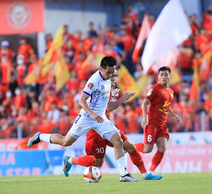 van quyet tro lai ha noi fc van bi hong linh ha tinh cam hoa hinh 1