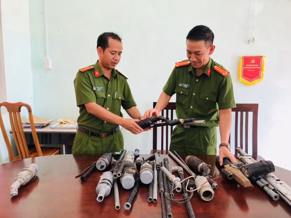 gia lai go cua tung nha van dong nguoi dan giao nop vu khi vat lieu no hinh 3