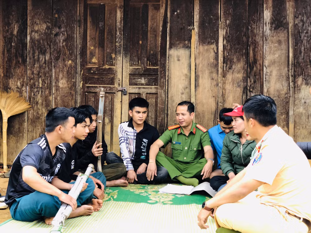 gia lai go cua tung nha van dong nguoi dan giao nop vu khi vat lieu no hinh 4