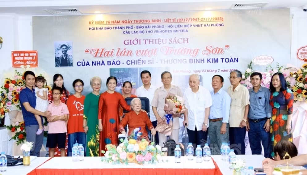 ra mat sach hai lan vuot truong son cua nha bao chien sy thuong binh kim toan hinh 2