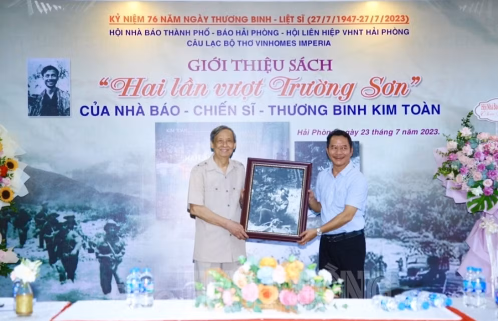 ra mat sach hai lan vuot truong son cua nha bao chien sy thuong binh kim toan hinh 1