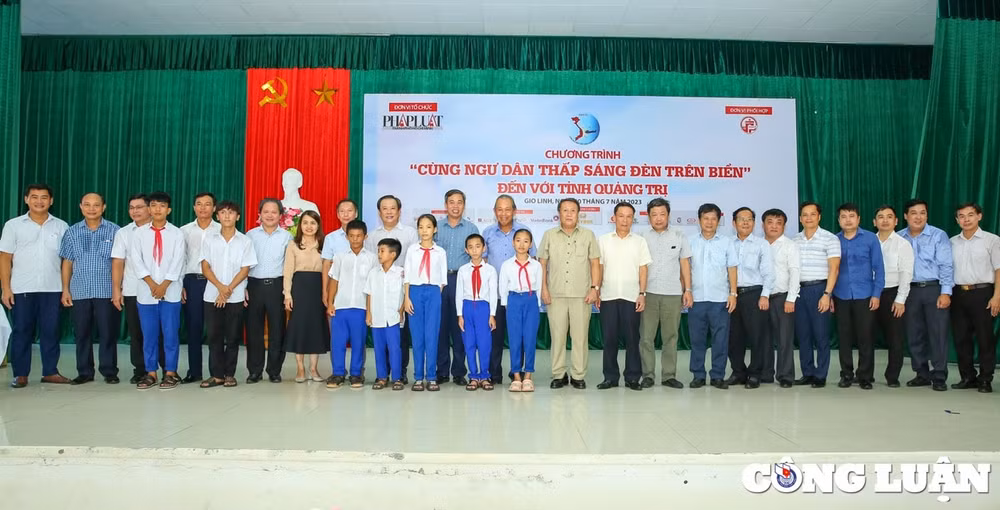 chuong trinh cung ngu dan thap sang den tren bien den voi ba con ngu dan tinh quang tri hinh 9