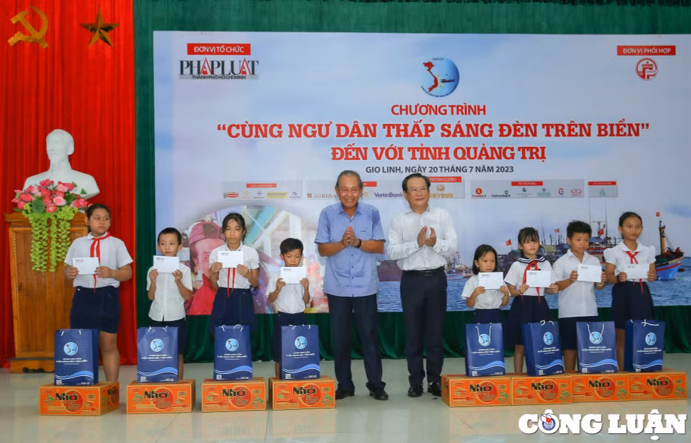 chuong trinh cung ngu dan thap sang den tren bien den voi ba con ngu dan tinh quang tri hinh 4