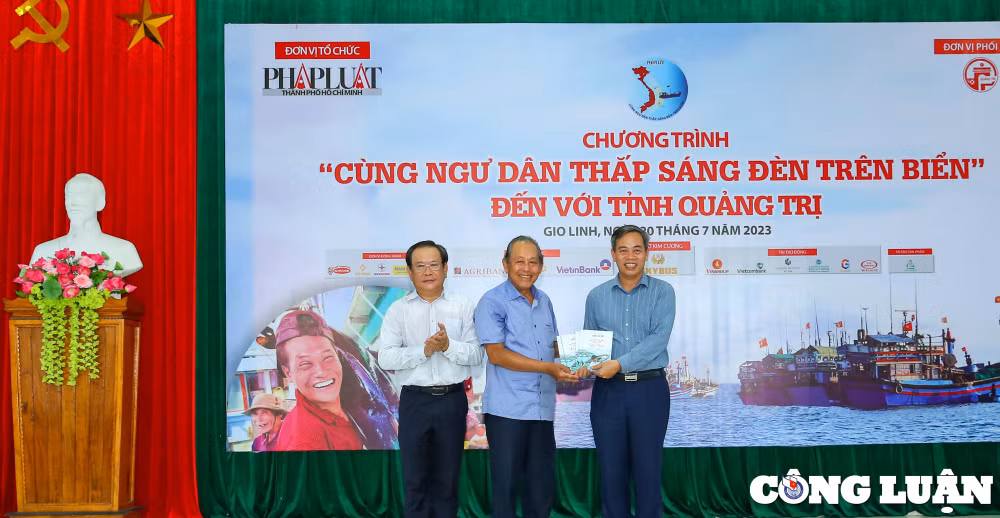 chuong trinh cung ngu dan thap sang den tren bien den voi ba con ngu dan tinh quang tri hinh 5