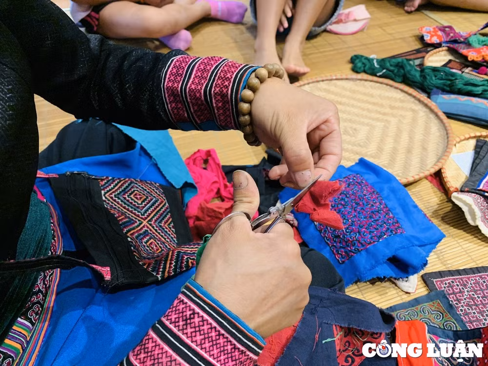 doc dao voi nghe thuat theu ghep vai cua nguoi hmong trang hinh 2