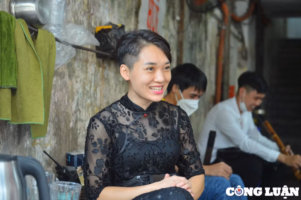co chu quan tra da mua coc bang nuoc soi va phong cach an mac khac la hinh 1