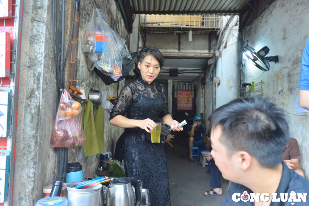 co chu quan tra da mua coc bang nuoc soi va phong cach an mac khac la hinh 2