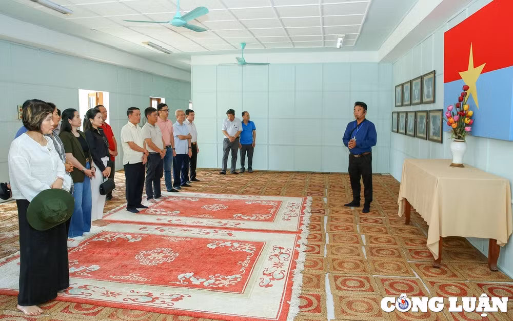 trao co to quoc cho bo doi bien phong va nguoi dan vung bien gioi huyen huong hoa quang tri hinh 4