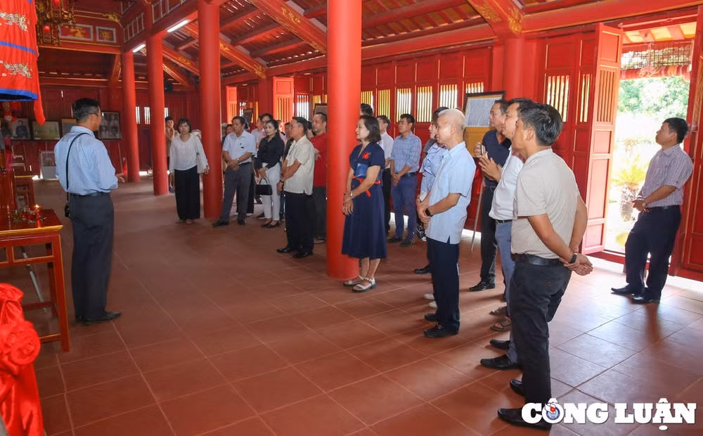 trao co to quoc cho bo doi bien phong va nguoi dan vung bien gioi huyen huong hoa quang tri hinh 3