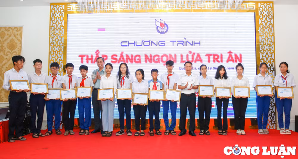 thap sang ngon lua tri an lan toa tinh than thien nguyen tu nguoi lam bao den cong dong hinh 2