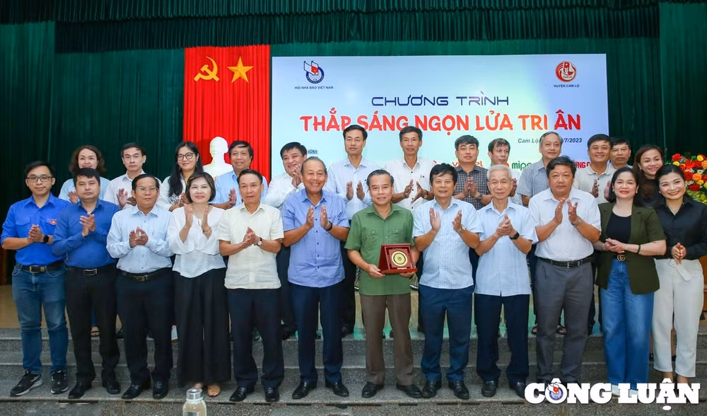 nhieu phan qua y nghia gui den gia dinh chinh sach hoc sinh ngheo hieu hoc huyen cam lo quang tri hinh 10