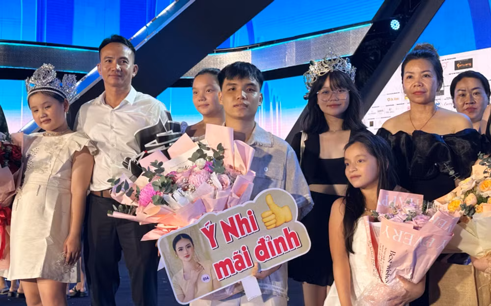 tan hoa hau y nhi tiet lo duoc ban trai ung ho thi hoa hau hinh 1