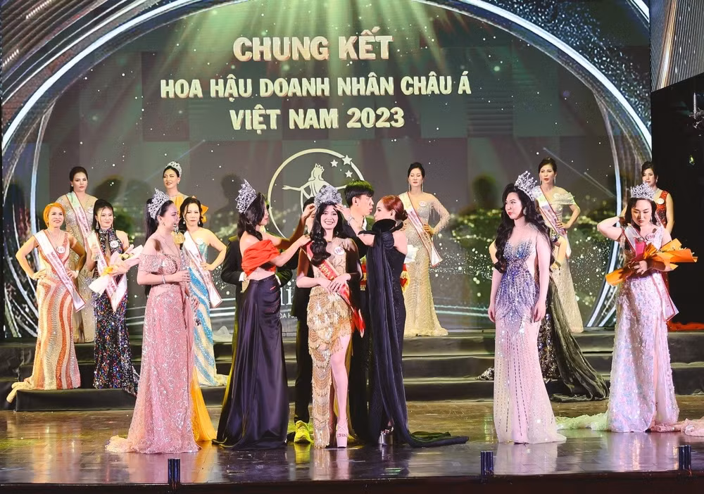 nu doanh nhan thu do dang quang hoa hau doanh nhan chau a viet nam 2023 hinh 1