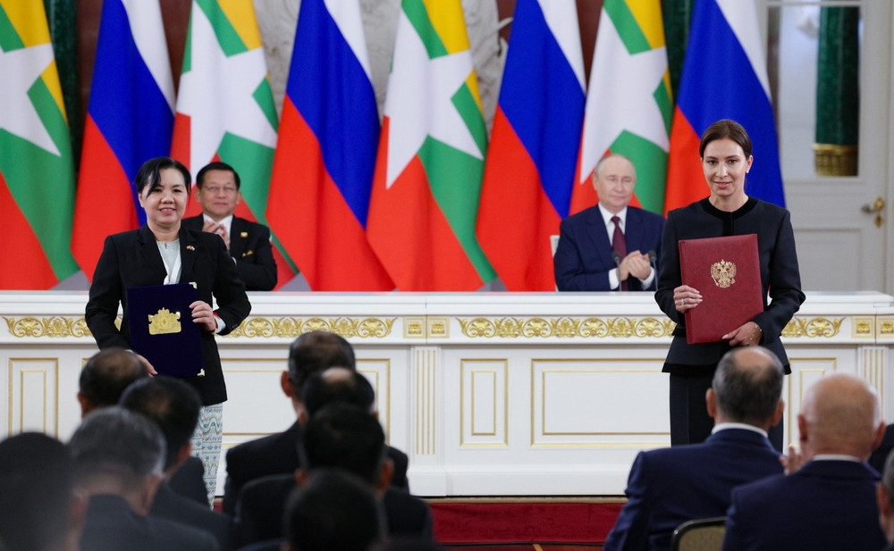 Các nhà lãnh đạo Nga và Myanmar chứng kiến lễ ký kết các văn kiện hợp tác. Ảnh: Kremlin.ru word-n9aqbz-2.jpg