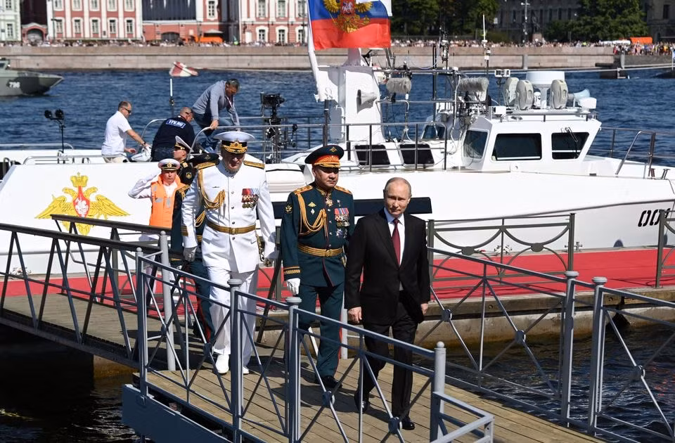 ong putin len tau duyet binh cung hai quan nga hinh 1