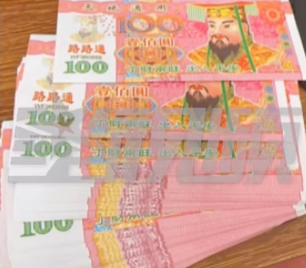 trung quoc nguoi dan ong co chap gui tien am phu vao may atm hinh 2