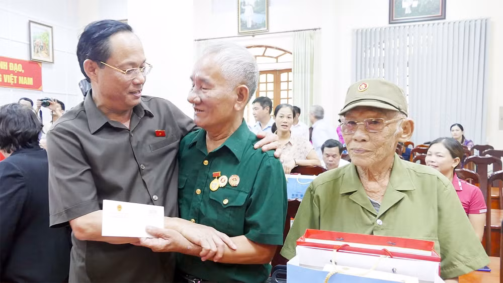 pho chu tich quoc hoi tran quang phuong tham tang qua hoi chien si cach mang bi bat tu day huyen nam dan hinh 1