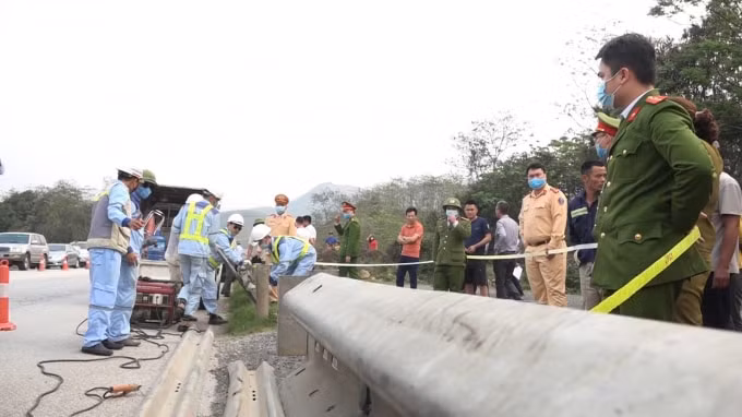 nguoi dan bat chap nguy hiem di vao cao toc noi bai lao cai don xe khach hinh 2