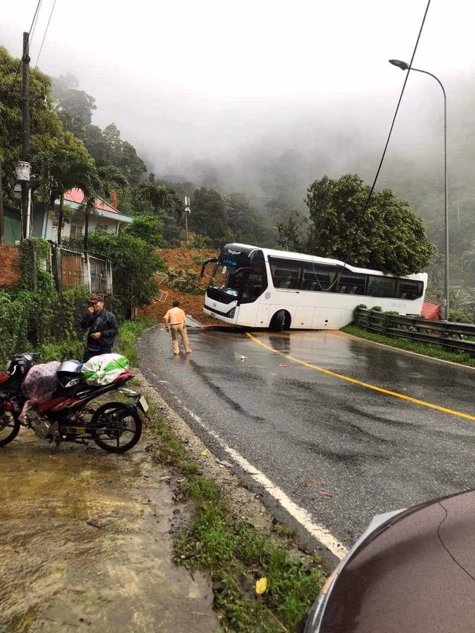sat lo tren deo bao loc 3 chien si canh sat giao thong va 1 nguoi dan mat tich hinh 1