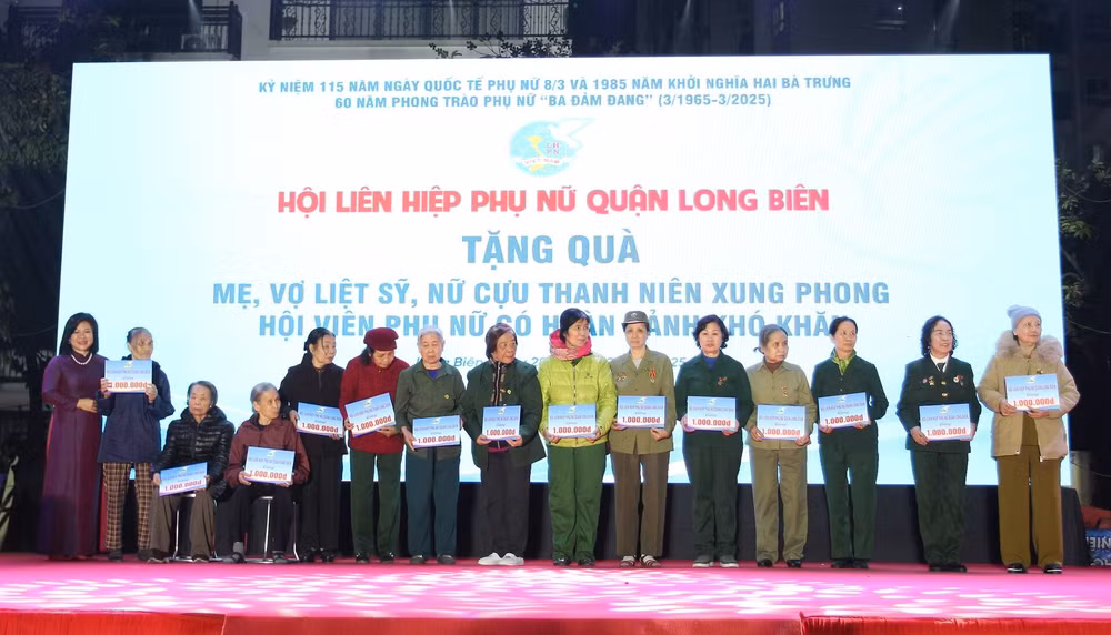 hanel giao luu va tang qua chuong trinh sang mai truyen thong ba dam dang quan long bien hinh 2