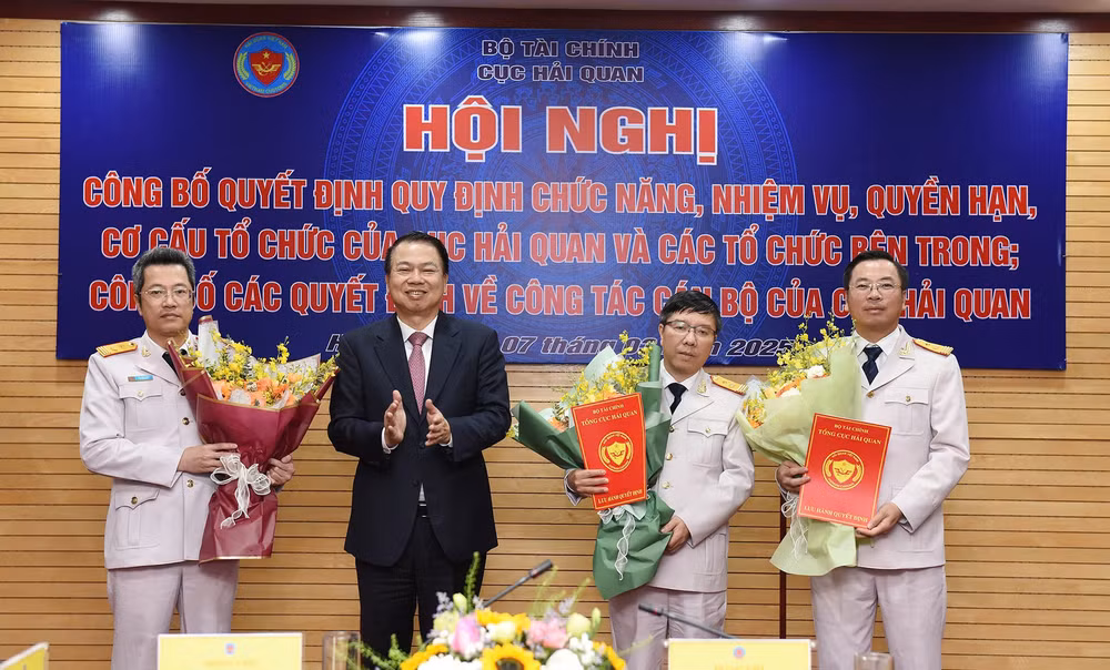 cuc hai quan cong bo quyet dinh bo nhiem 3 pho cuc truong va 20 chi cuc truong hinh 1