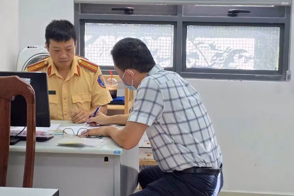 tai xe xe mercedes bat den giong den uu tien bi phat 5 trieu dong hinh 1