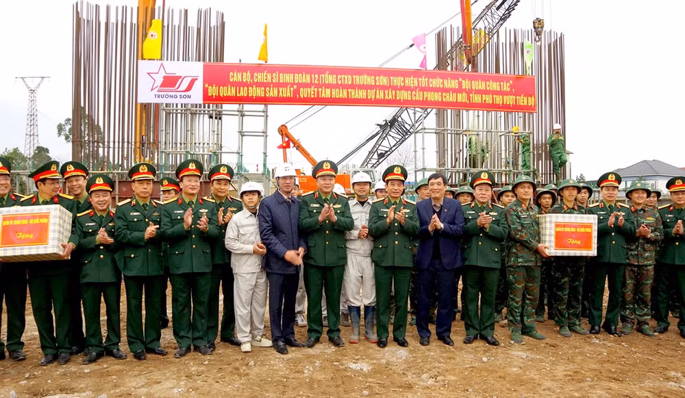 bo truong bo quoc phong kiem tra tien do xay dung cau phong chau tai phu tho hinh 1