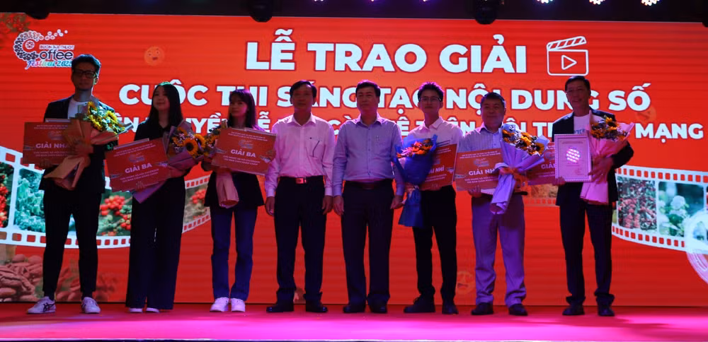 trao giai thi sang tao noi dung so tuyen truyen le hoi ca phe buon ma thuot hinh 1