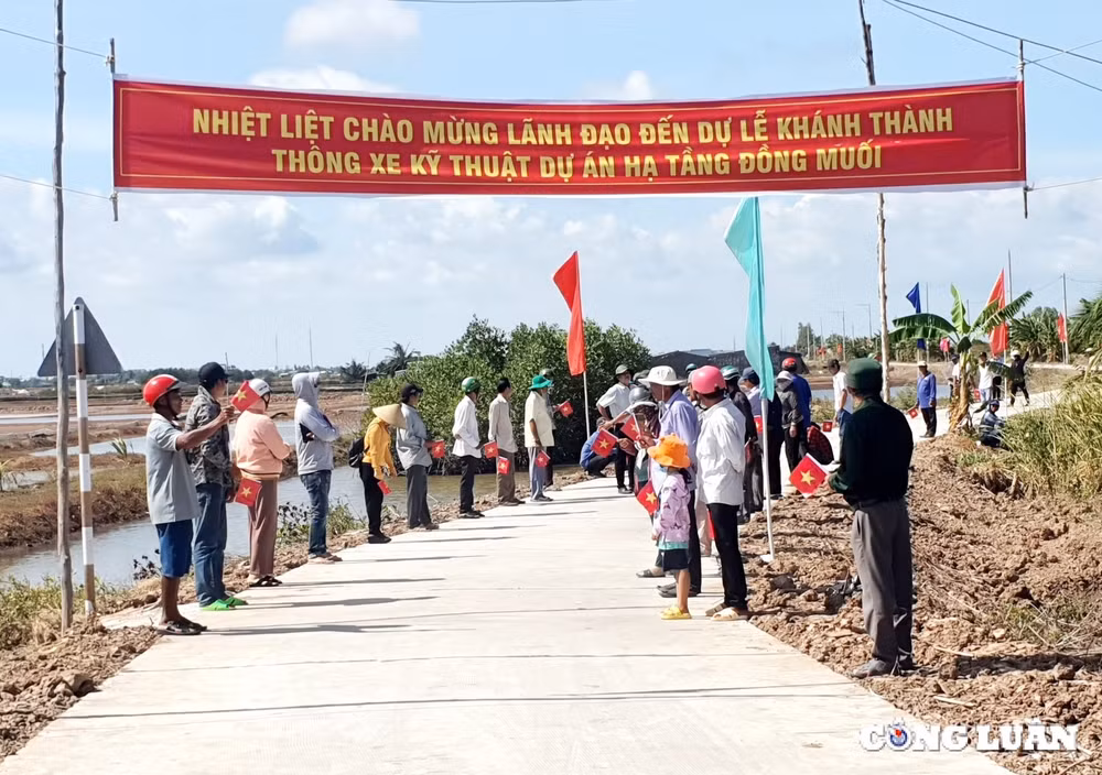 thong xe 2 tuyen duong thuoc du an nang cap co so ha tang dong muoi dong hai hinh 1