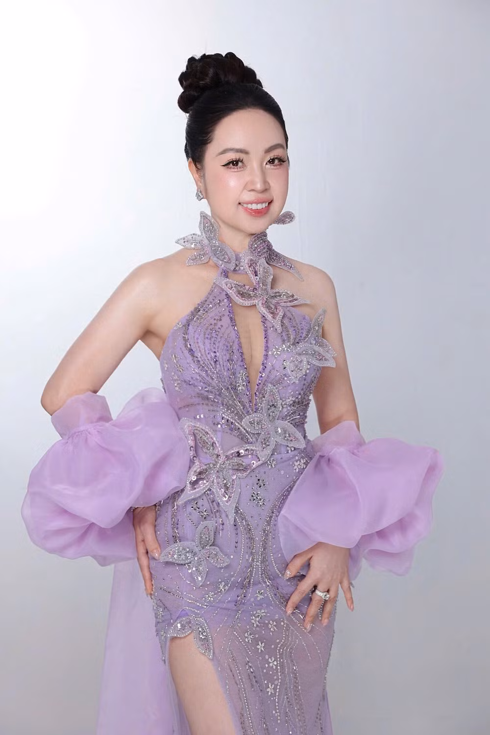 tan hoa hau doanh nhan viet nam 2025 hoang thu thuy khoe sac trong bo anh moi hinh 6