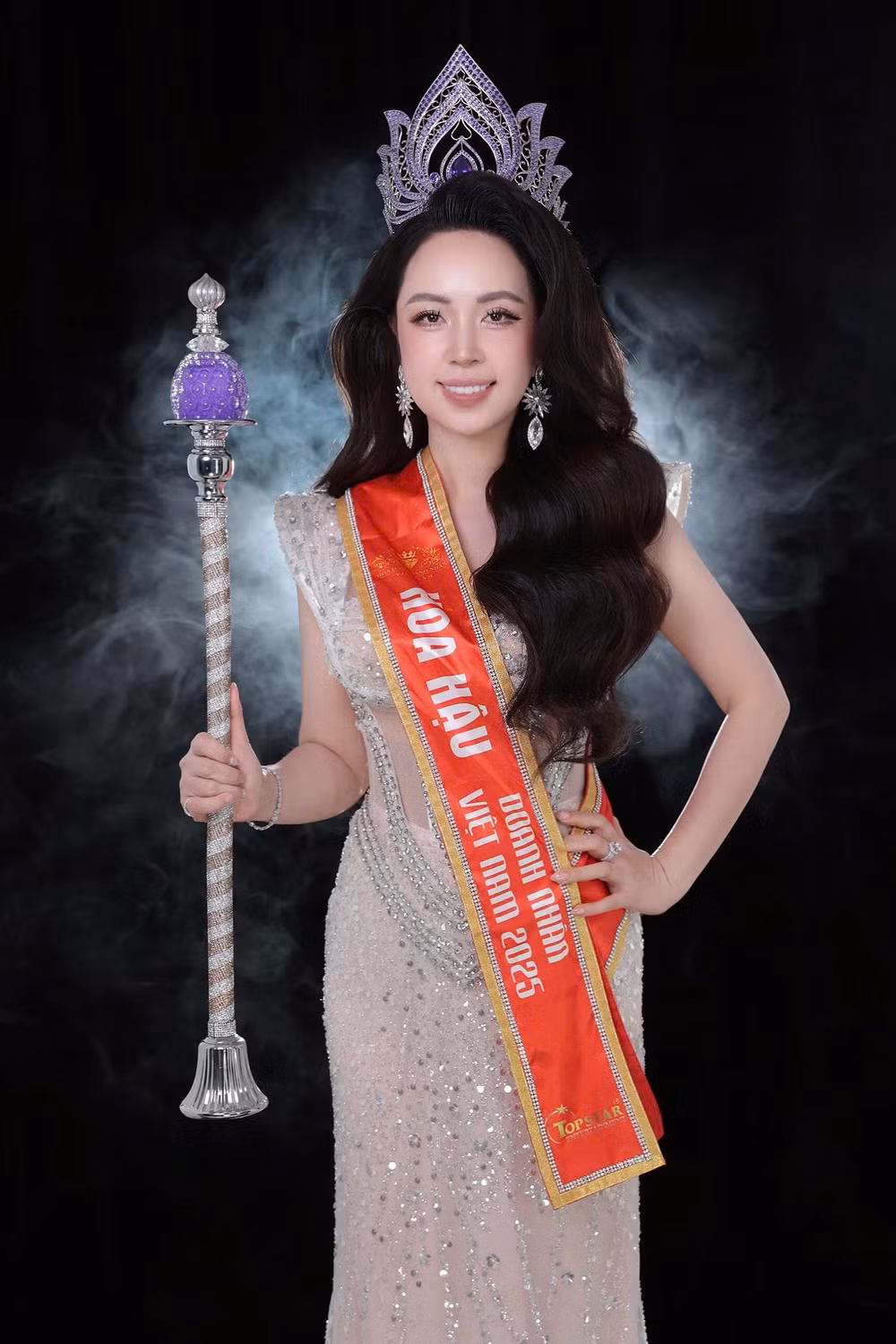 tan hoa hau doanh nhan viet nam 2025 hoang thu thuy khoe sac trong bo anh moi hinh 7