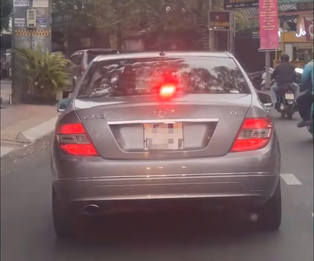 tp hcm cong an vao cuoc vu xe mercedes bat den giong xe uu tien hinh 1
