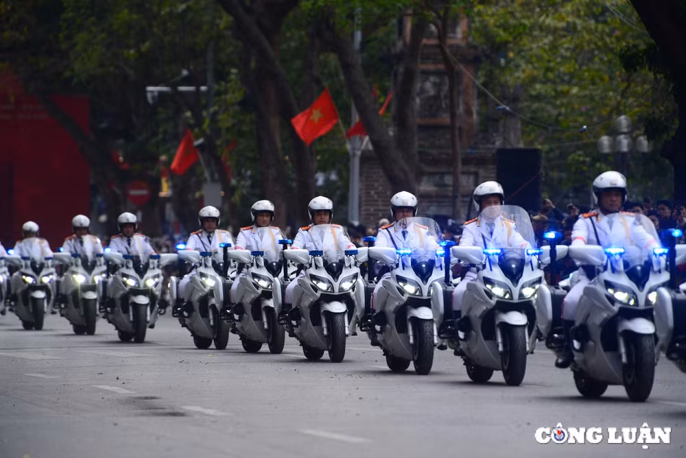 man nhan voi man trinh dien cua ky binh canh khuyen tren pho di bo ho guom hinh 3