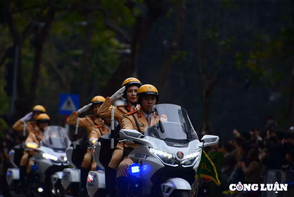 man nhan voi man trinh dien cua ky binh canh khuyen tren pho di bo ho guom hinh 2